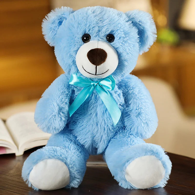 Urso de pelúcia fofo e colorido com gravata borboleta.