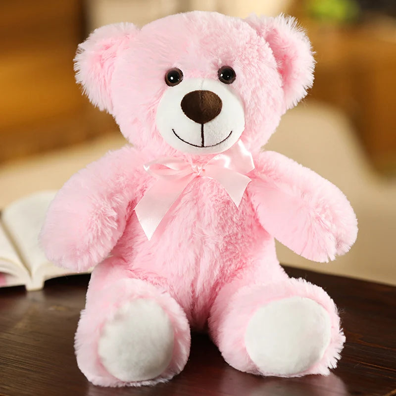 Urso de pelúcia fofo e colorido com gravata borboleta.