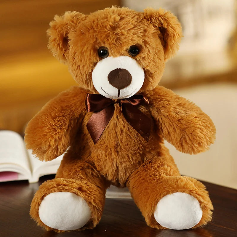 Urso de pelúcia fofo e colorido com gravata borboleta.